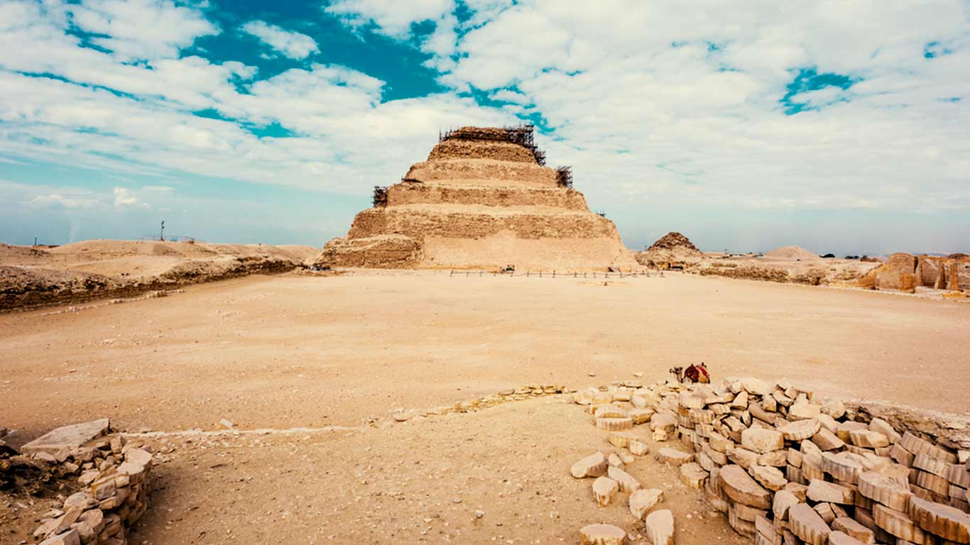 Trivaeg Egipt. Trivaeg wycieczki do piramidy Dżesera: z Hurghady: jednodniowa wycieczka do piramid, Memphis i Sakkary samolotem.