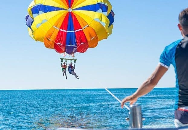 parasailing w Sharm El Sheikh.