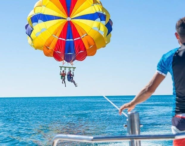 parasailing w Sharm El Sheikh.