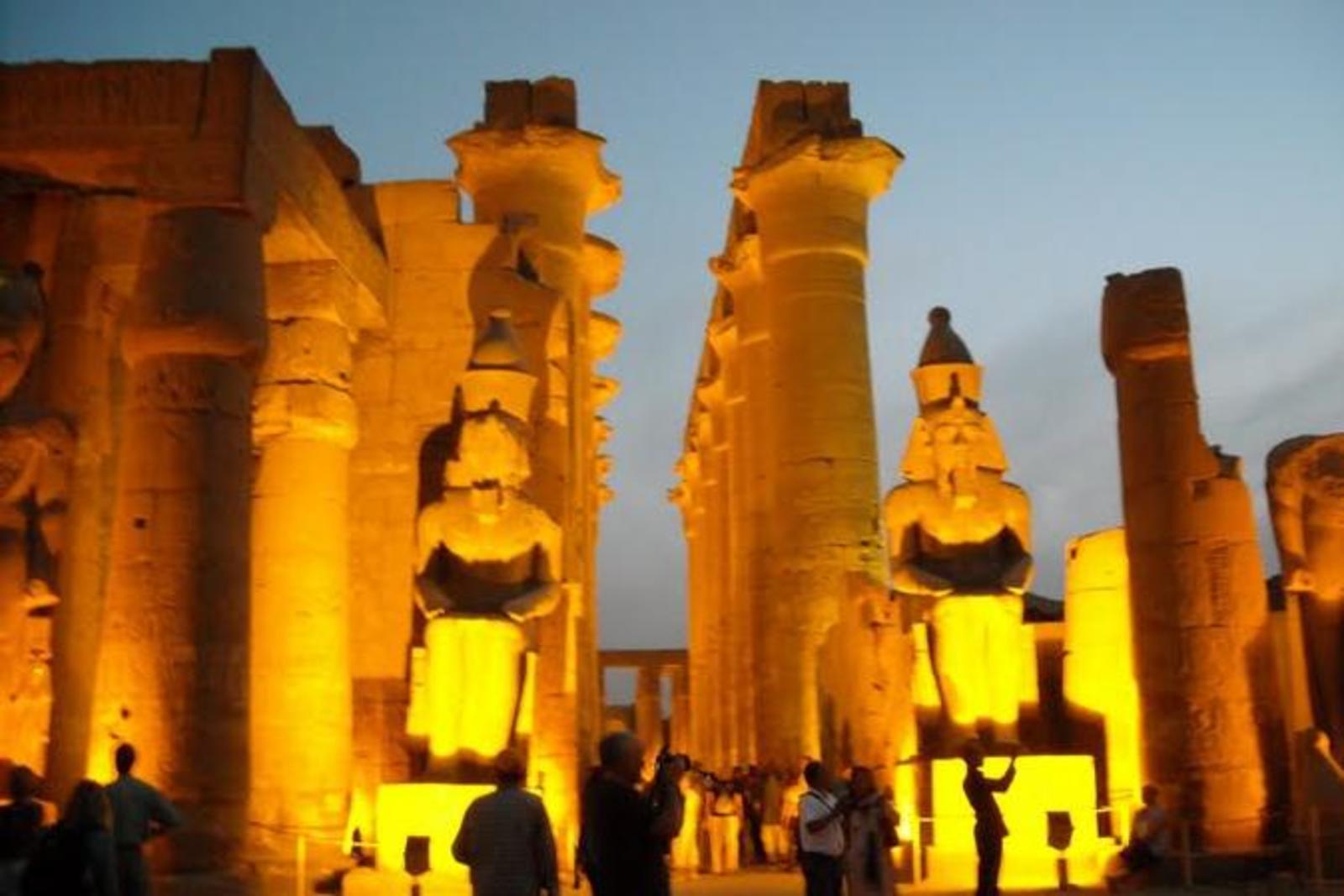 Pokaz dźwięku i światła w świątyni Karnak.